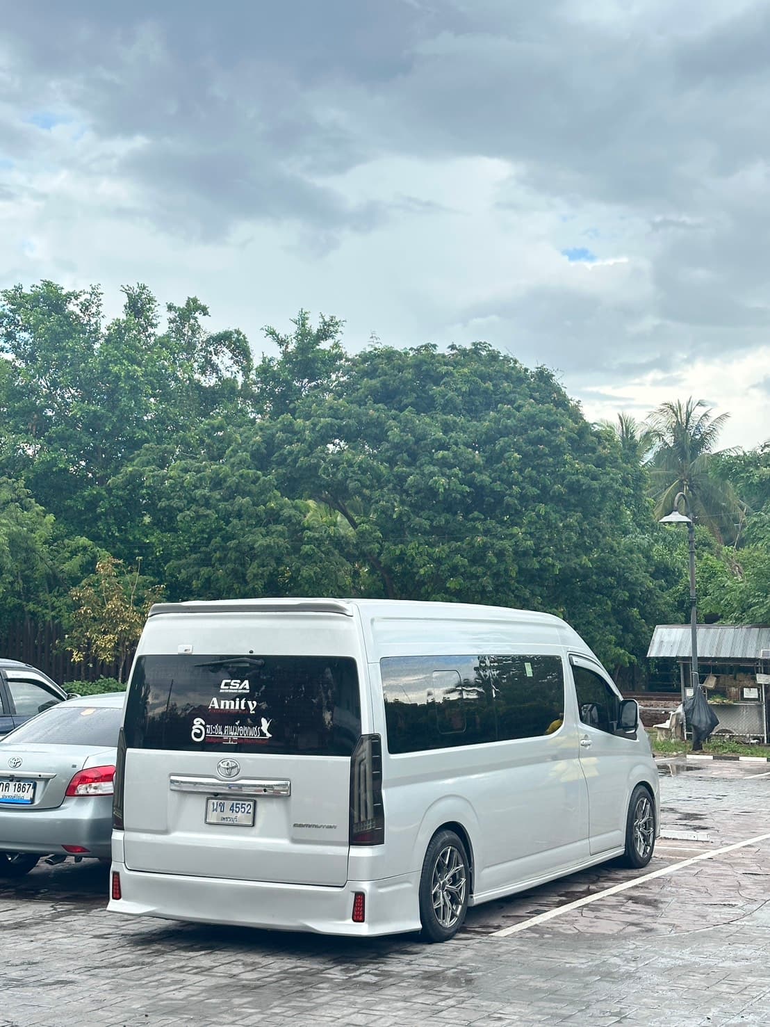 รถตู้ mongkonridemate มุมด้านหลัง